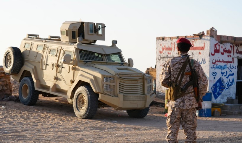 الغارديان: تحذيرات للانتقالي من ضربات جوية محتملة مع حشد قوات مدربة على الحدود