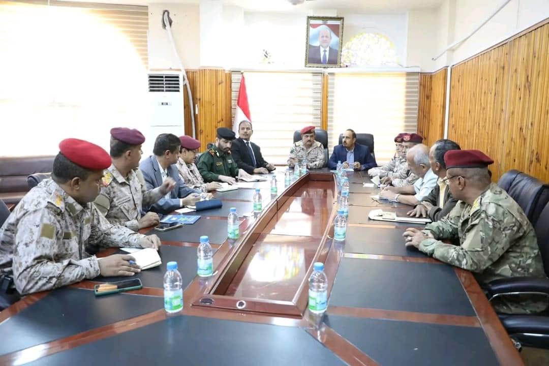 وزير الدفاع يعقد اجتماعاً استثنائياً باللجنة الأمنية لمتابعة إجراءات سير التحقيق في حادثة سيئون