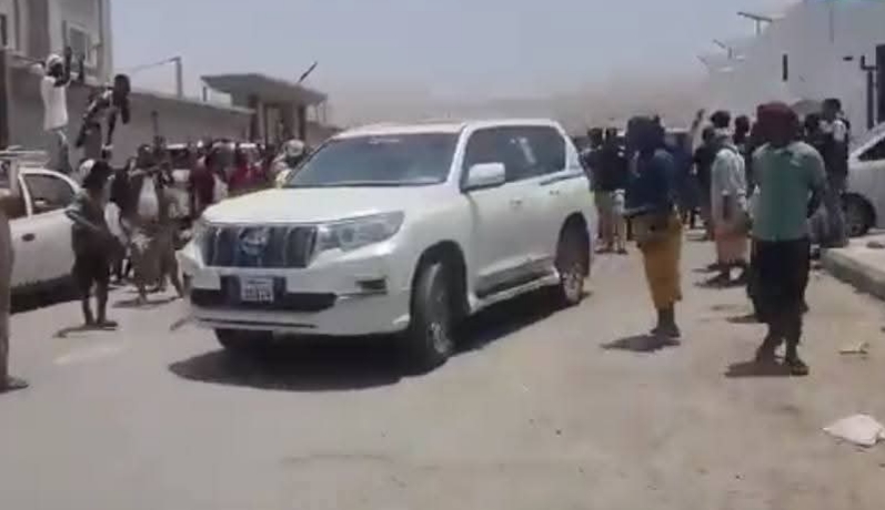حضرموت.. عناصر تابعة للانتقالي تحاصر لجنة برلمانية في المكلا