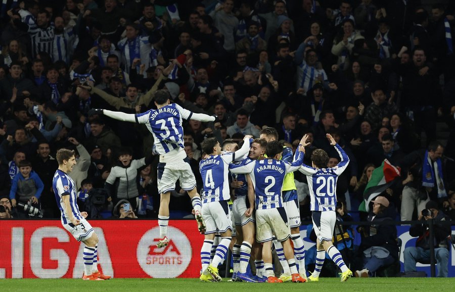 ريال سوسيداد يباغت برشلونة بهزيمة وأتليتيكو مدريد يواصل استفاقته