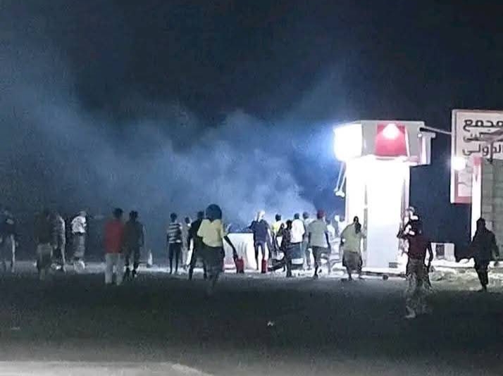 أبين.. حريق يلتهم سيارة تعمل بالغاز في محطة وقود بـ"دوفس"