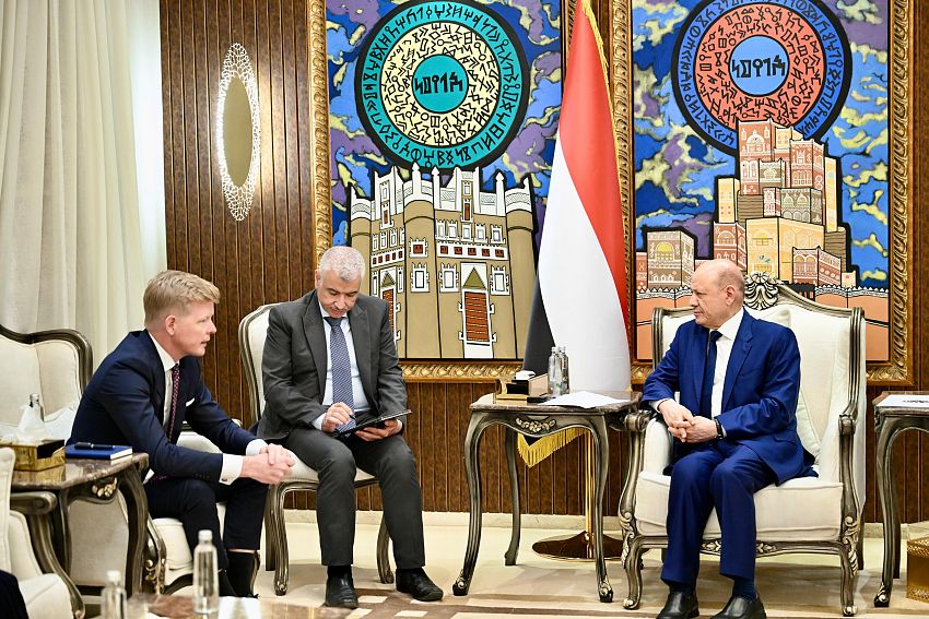 العليمي للمبعوث الأممي: السلام المستدام يبدأ باستعادة مؤسسات الدولة وإنهاء مشروع المليشيا