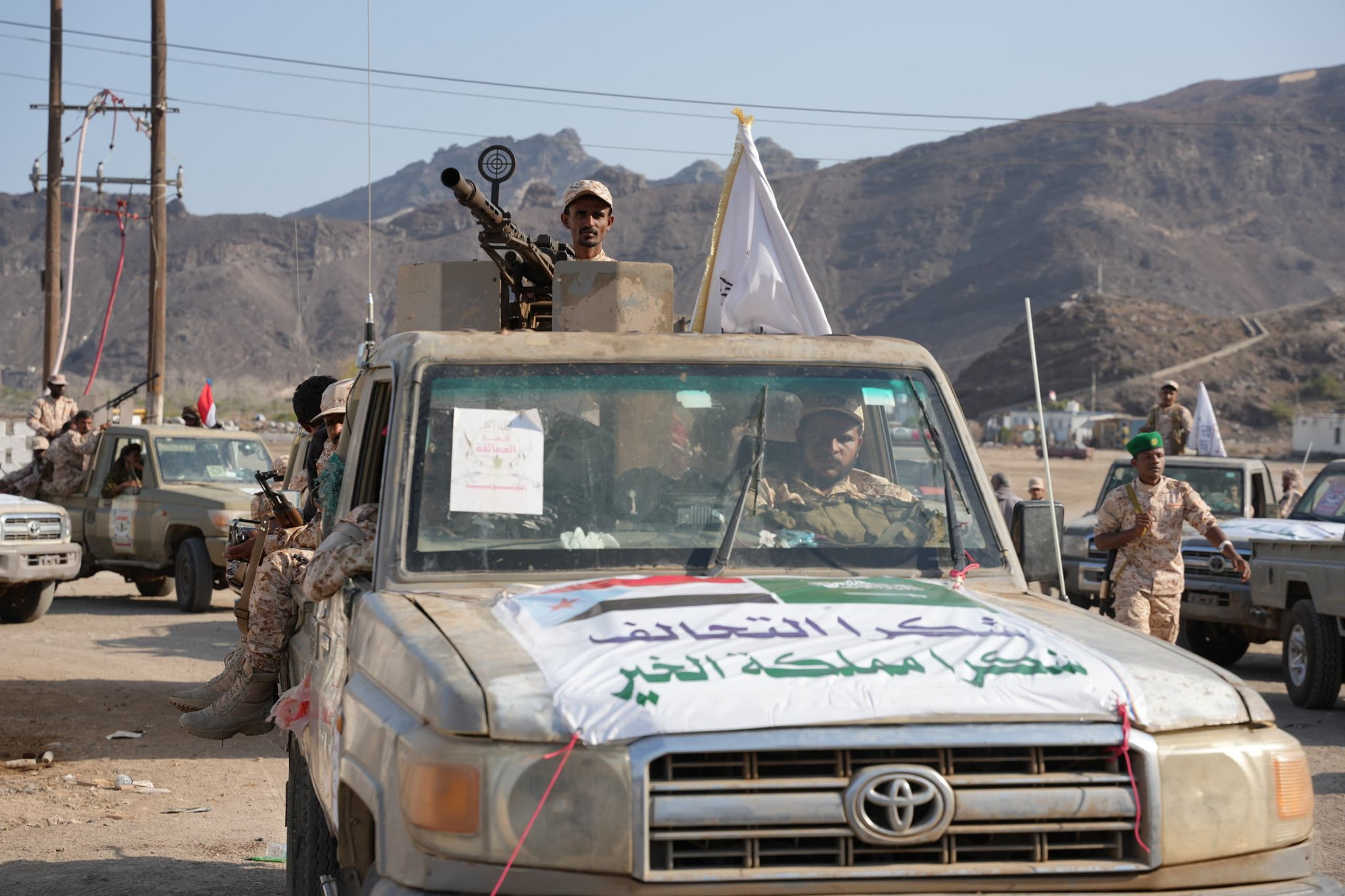 عدن.. بدء التنفيذ العملي لخطة إخراج المعسكرات بإخلاء معسكر جبل حديد