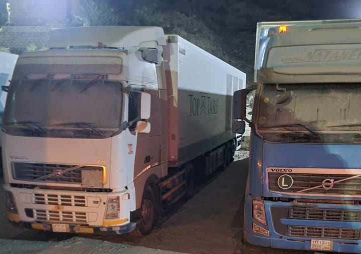 سائقون: الحوثيون يحتجزون منذ شهرين شاحنات محملة بعصائر سعودية في منفذ عفار بالبيضاء