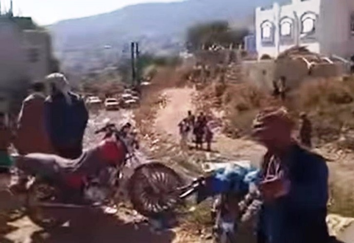 بحماية أطقم المليشيا.. نافذ حوثي يحفر بئر ماء استثمارية في منطقة سكنية بريف إب