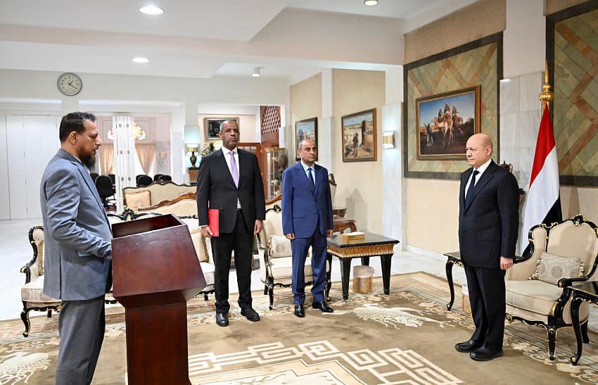 محافظ عدن يؤدي اليمين الدستورية بالتزامن مع تظاهرات لأنصار الانتقالي