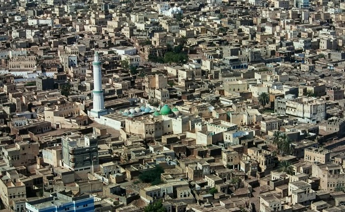 الحديدة.. نجل مسؤول حوثي يهدم مبنى لمستثمرين ويستولي على أرضيته تمهيداً لبيعها