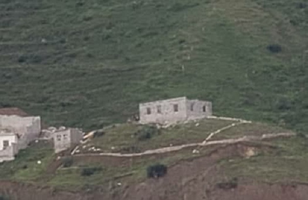 إب.. مليشيا الحوثي تدعم أحد نافذيها بالسطو على أرضية مواطنين بالمشنة