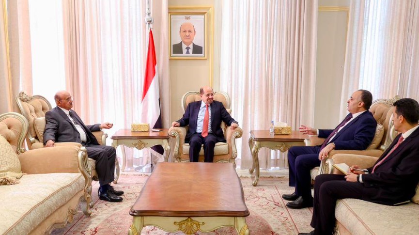 رئيس الوزراء يوجّه بسرعة صرف الرواتب المتأخرة للموظفين والمتقاعدين والشهداء والجرحى