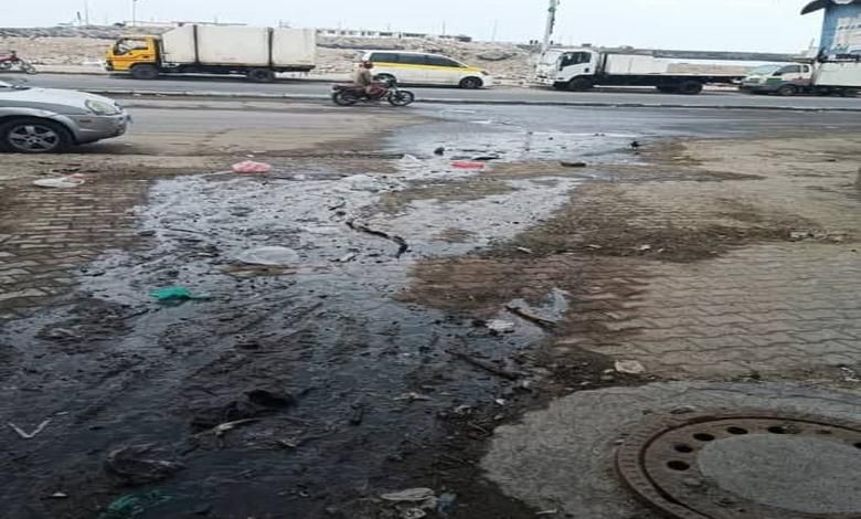 الحديدة.. مياه الصرف الصحي تطفح في شوارع المدينة وسط مخاوف من كارثة بيئية