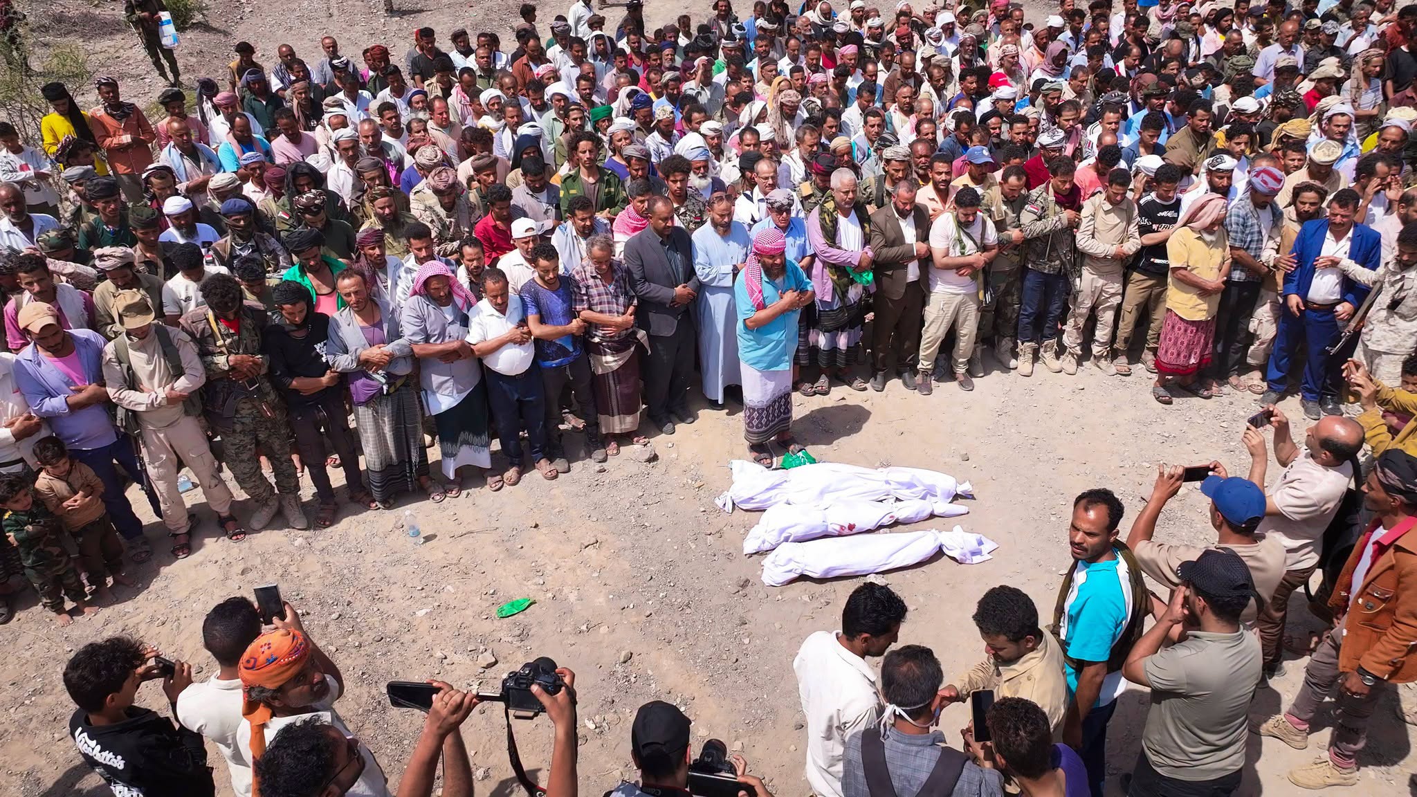 الضالع تشيع ثلاثة من ضحايا انفجار جسم متفجر من مخلفات الحوثي