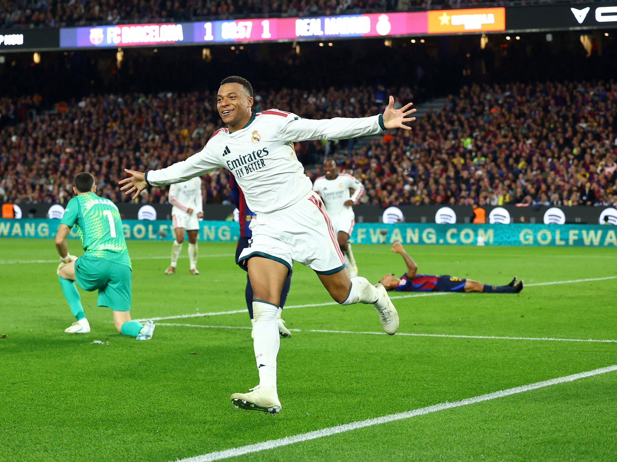 ريال مدريد يحسم الكلاسيكو بثنائية مبابي ويكبد برشلونة أول هزيمة في الدوري