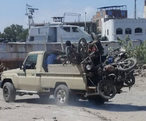 عدن.. مليشيا الانتقالي المنحلّ تنهب دراجات نارية صادرتها من مواطنين خلال فترات سابقة