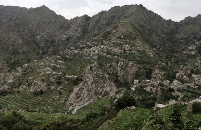 قرى جبال سامع في تعز.. رحلة شاقة لتأمين الغذاء وسط غياب الطرق والخدمات