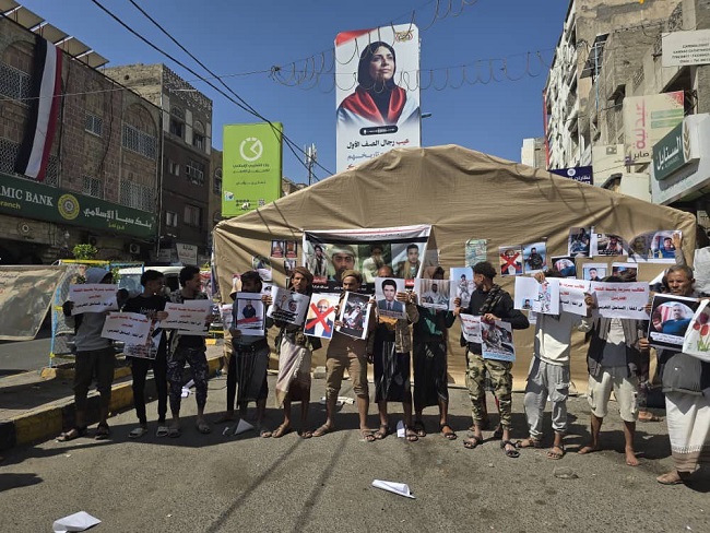 تعز.. أسر ضحايا القتل والاغتيالات تطالب بتسليم الجُناة الفارين إلى مناطق سيطرة قوات طارق صالح