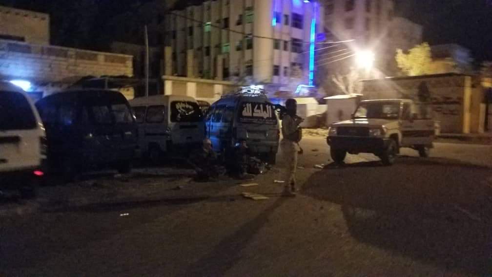 عدن.. اشتباكات عنيفة في سوق التواهي بعد اقتحام مسلح وإطلاق نار على المواطنين