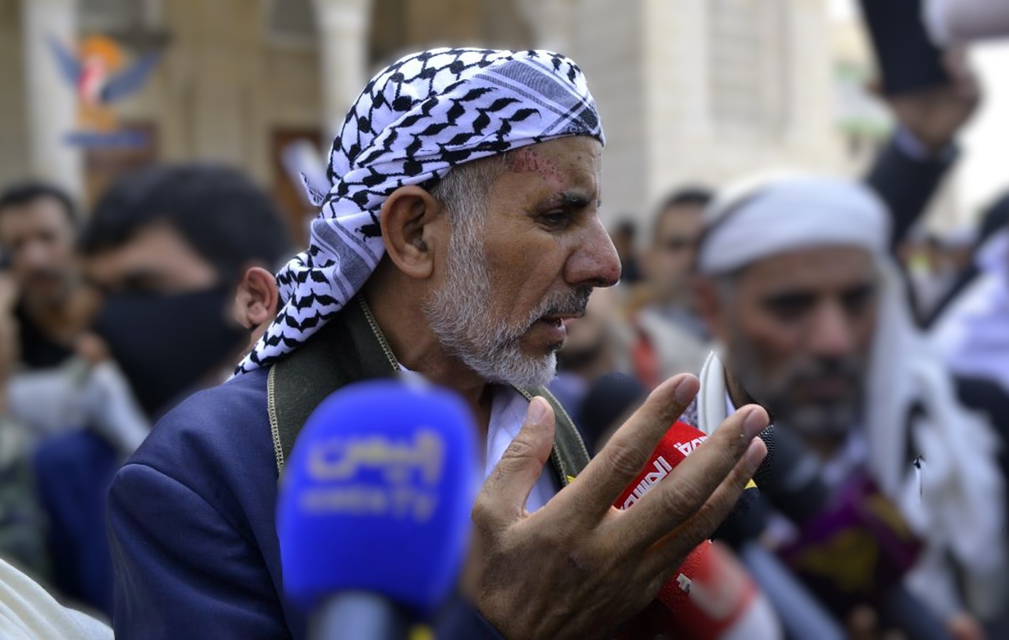 "مفتاح" أثناء تشييع قتلى حكومة الحوثيين في صنعاء، وتظهر عليه آثار جروح بسيطة 1 سبتمبر 2025