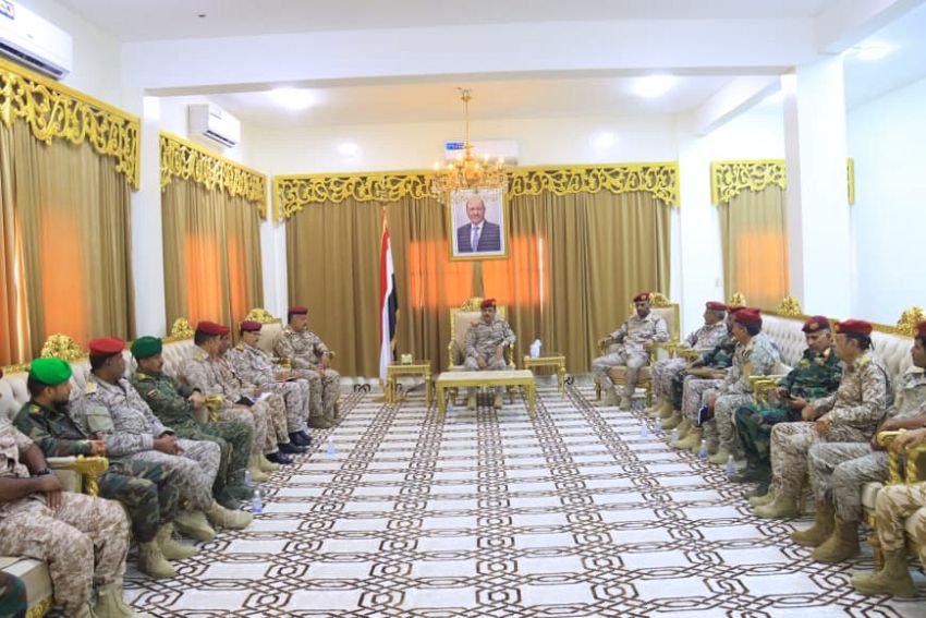 وزير الدفاع يدعو إلى رفع الجاهزية وتعزيز التنسيق بين الوحدات العسكرية في المهرة