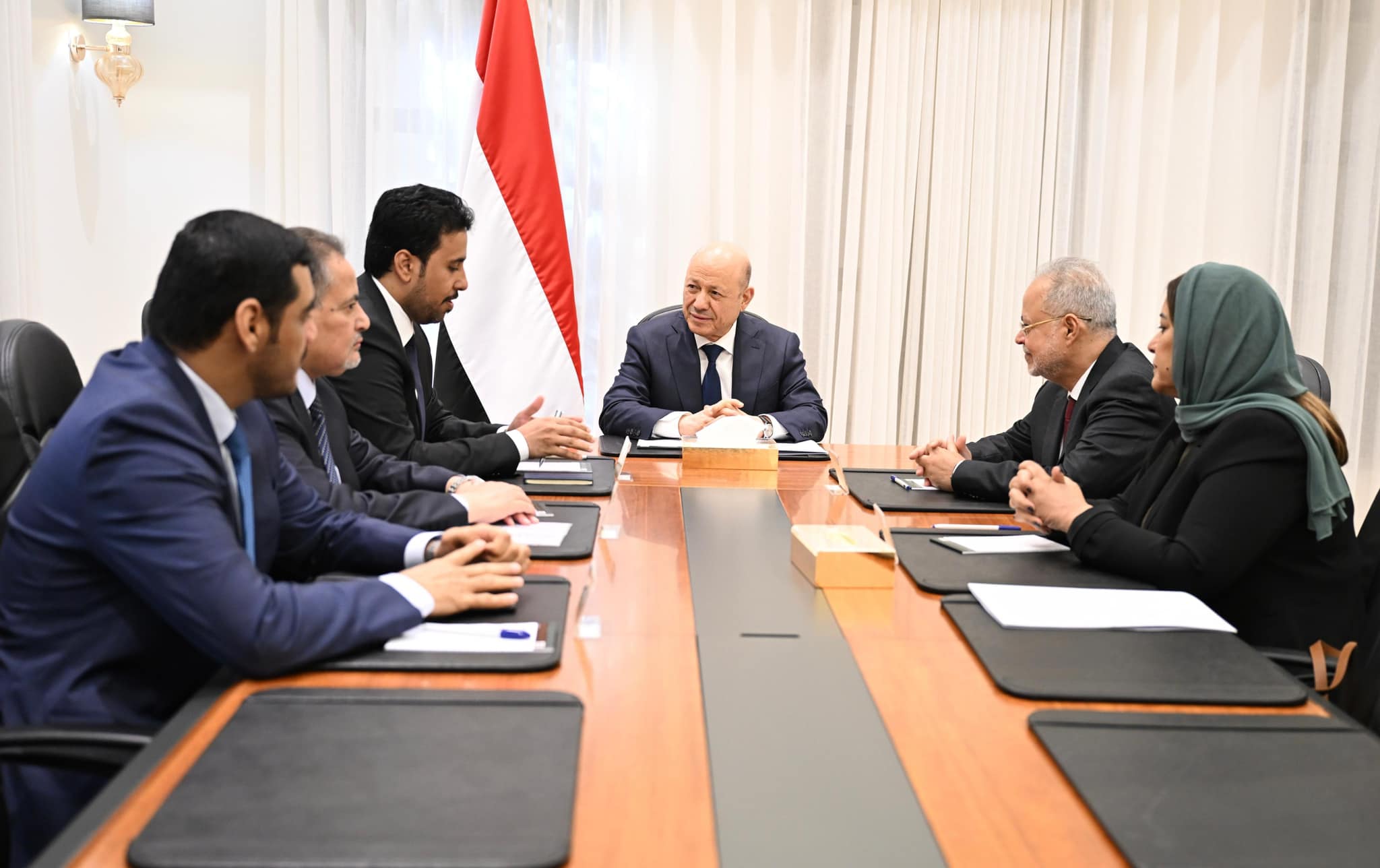 العليمي: مؤسسات الدولة ملتزمة بتطبيع الأوضاع في حضرموت وتحقيق العدالة في تعز