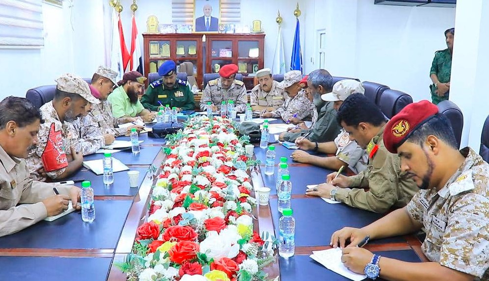 عدن.. لقاء عسكري يناقش إجراءات تعزيز الأمن وإخراج المعسكرات من المدينة
