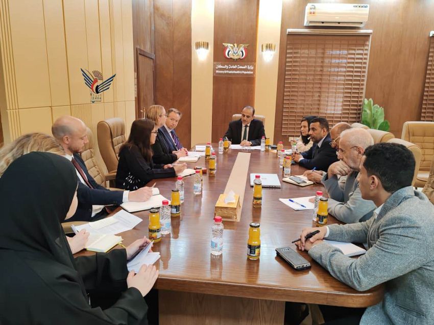 اليمن وبريطانيا يناقشان التحضيرات الجارية لعقد مؤتمر المانحين الصحي في عدن