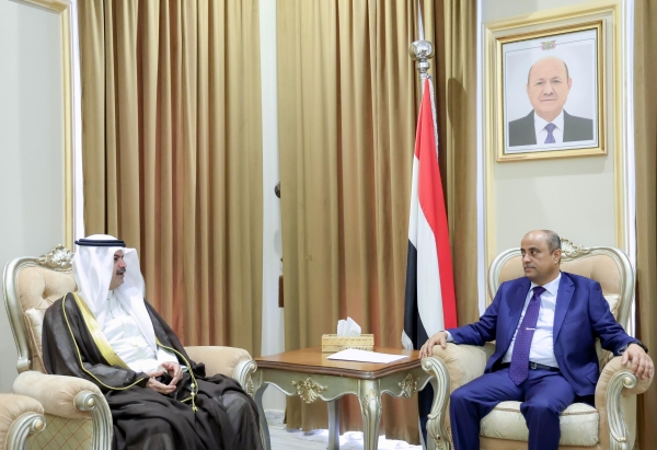 اليمن يطلب دعمًا كويتيًا لمواجهة تدهور العملة وأزمة الكهرباء 