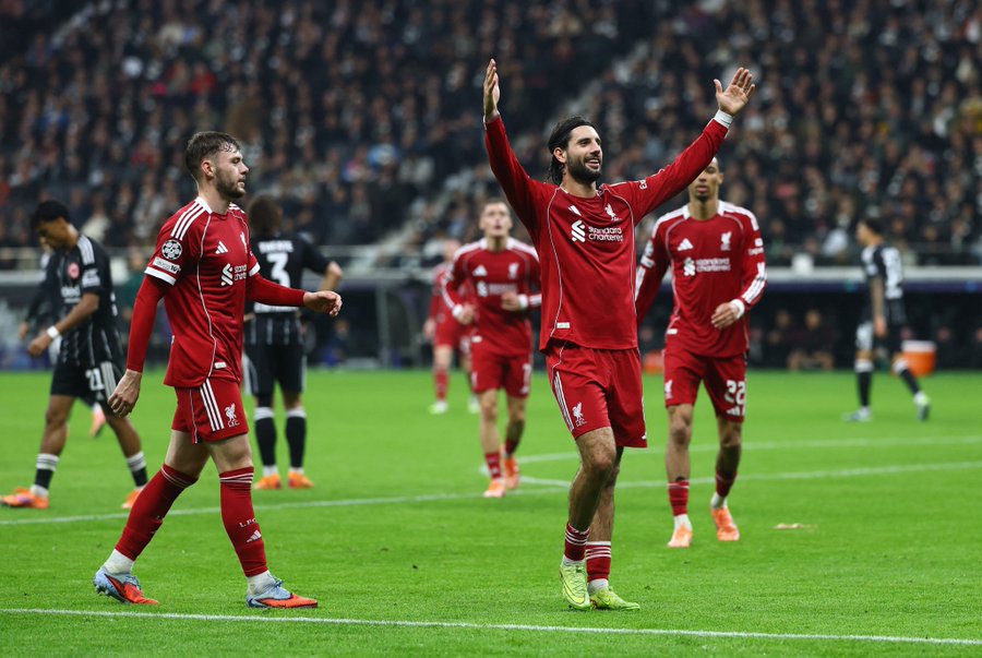 ليفربول يستعيد الانتصارات بخماسية على فرانكفورت وتشلسي يواصل عروضه القوية