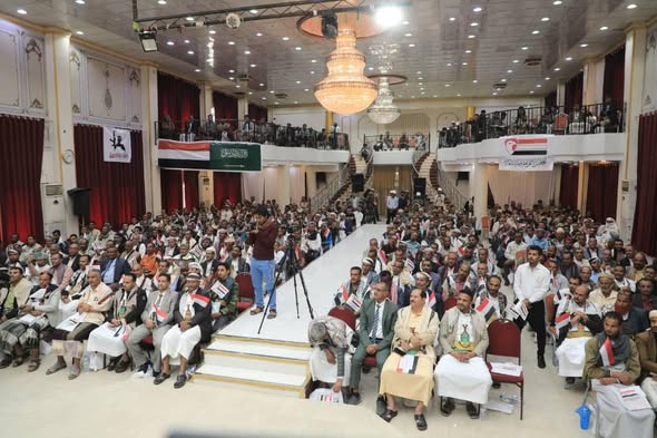 مشائخ وقيادات في تعز يعلنون تأييدهم لقرارات الرئيس العليمي ويشيدون بالموقف السعودي 