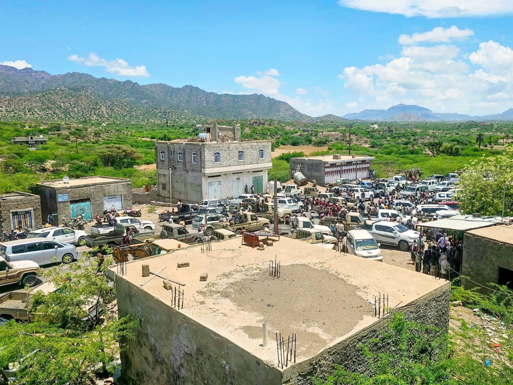 تعز.. تشييع مهيب لجثمان برهان طه في الوازعية بعد تسليم المتورطين بقتله