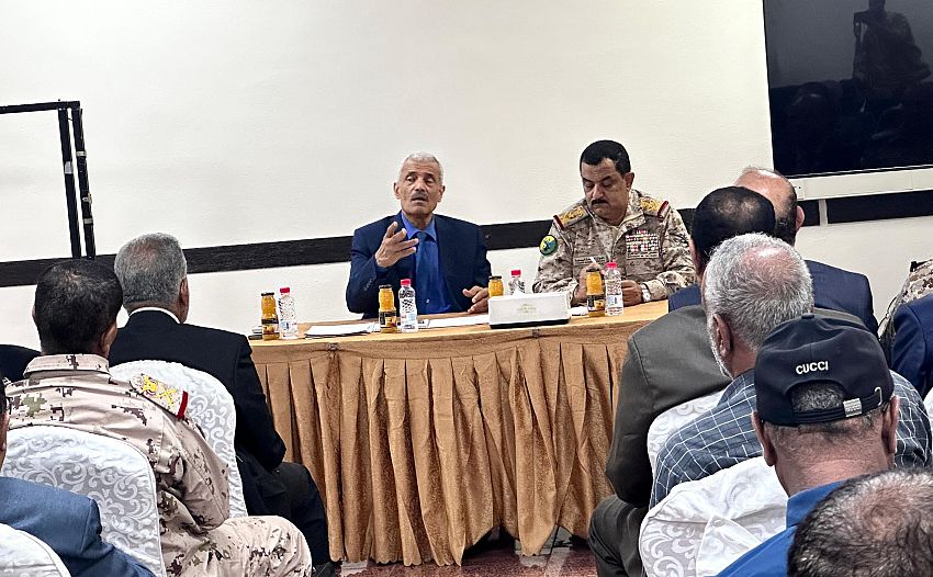 وزير الدفاع يؤكد توحيد الجهود العسكرية لهزيمة الحوثيين واستعادة الدولة