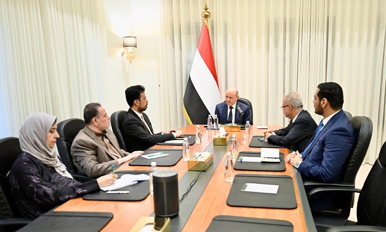 الرئيس العليمي: لن نسمح للحوثيين بجر اليمن إلى معارك عبثية وزمن التهدد والابتزاز انتهى