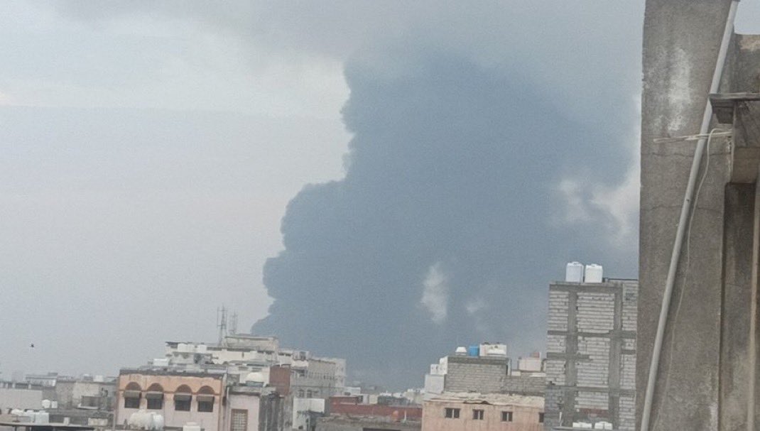 العدو الإسرائيلي يشن عدواناً على ميناء الحديدة بسلسلة غارات