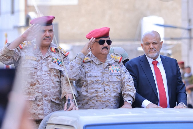 وزير الدفاع يصل مدينة تعز ويشهد عرضاً عسكرياً لوحدات رمزية من الجيش والأمن
