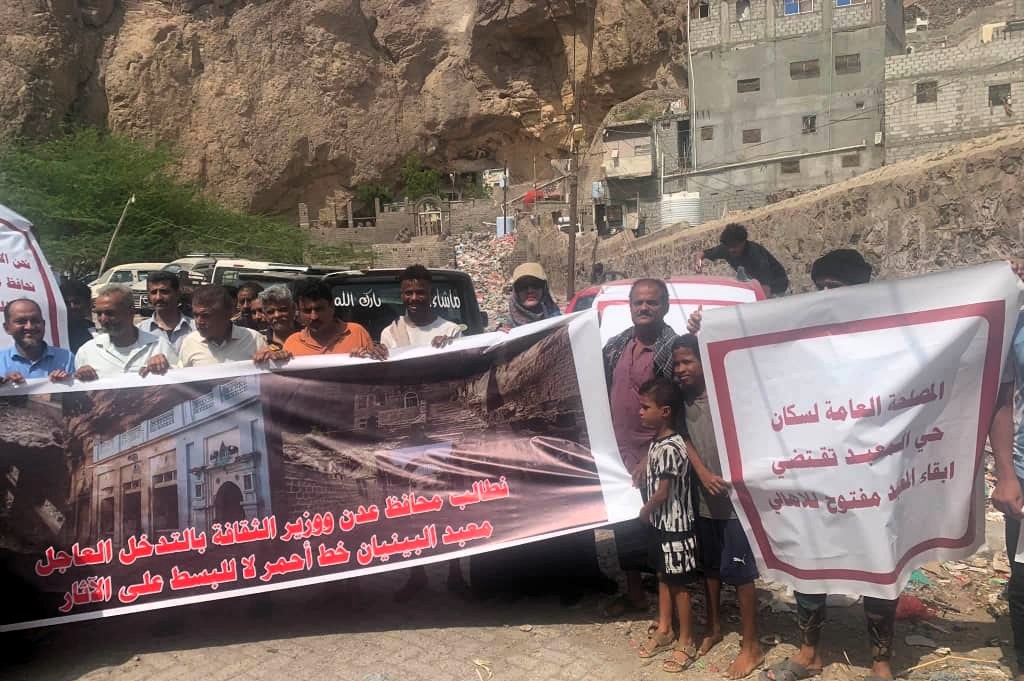 عدن.. مواطنون يحتجون رفضًا للتعدي والسطو على معبد أثري عمره 150 عامًا