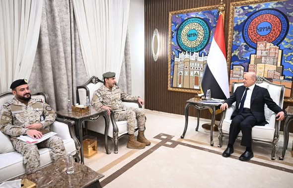 العليمي يؤكد أهمية احتكار الدولة للسلاح ومنع نشوء أي كيان خارج إطار مؤسسات الدولة 