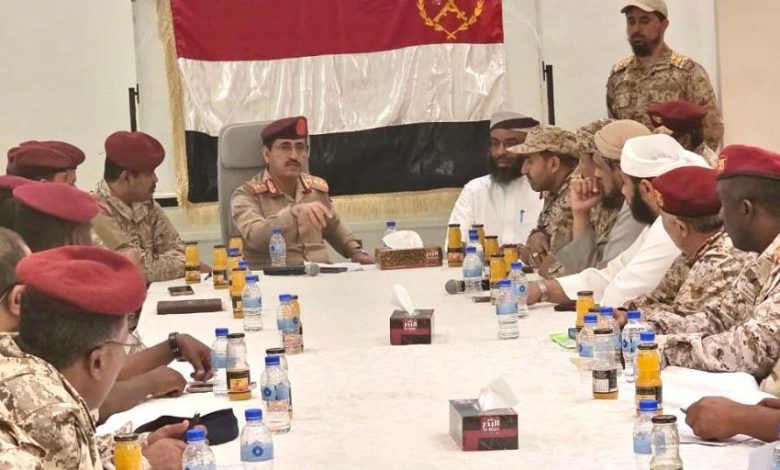 وزير الدفاع يلتقي قيادة المنطقة العسكرية الأولى ويؤكد رفع مستوى اليقظة والجاهزية