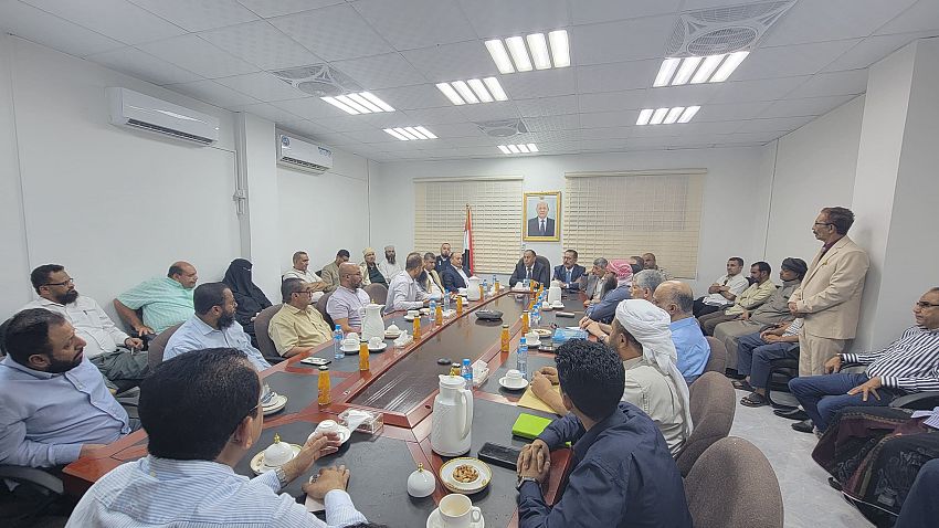 وزير التجارة محمد الأشول بإجتماع مع التجار في العاصمة المؤقتة عدن الاحد 3 أغسطس 2025 (سبأ)
