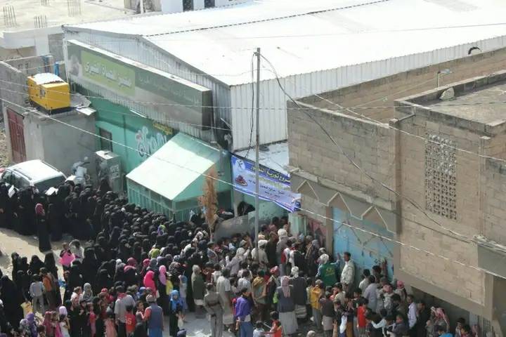 إب.. القيود الحوثية على التجار توقف تمويل مخبز خيري في مدينة القاعدة