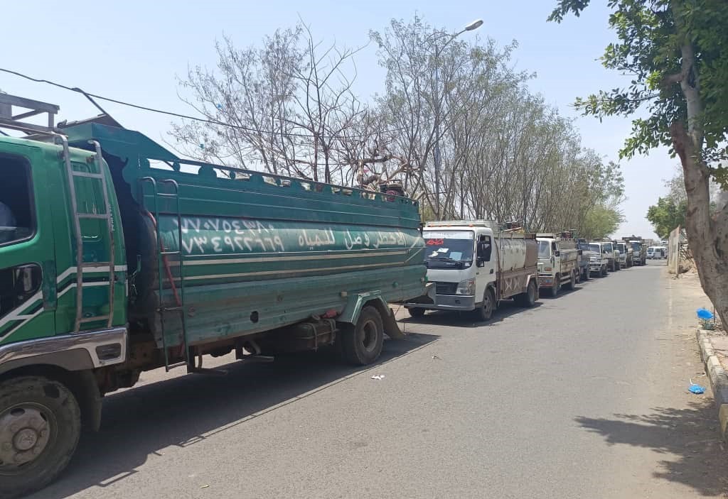 تعز.. مليشيا الحوثي تمنع دخول صهاريج المياه من الحوبان إلى وسط المدينة