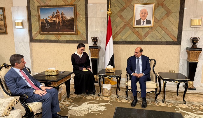 وزير الخارجية يبحث مع السفير الأمريكي التهديدات الحوثية وممارساتها الإرهابية