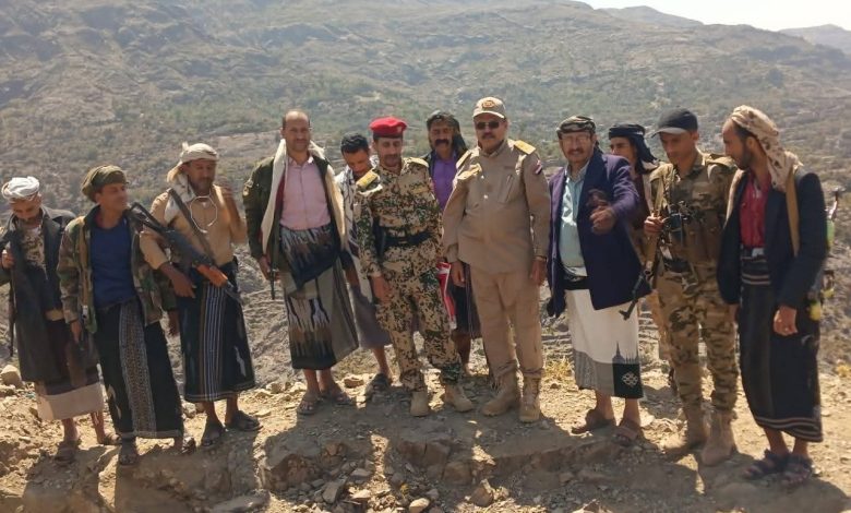 تعز.. اللواء المجيدي يطلع مستوى الجاهزية القتالية ومعنويات المقاتلين في جبهة الأقروض