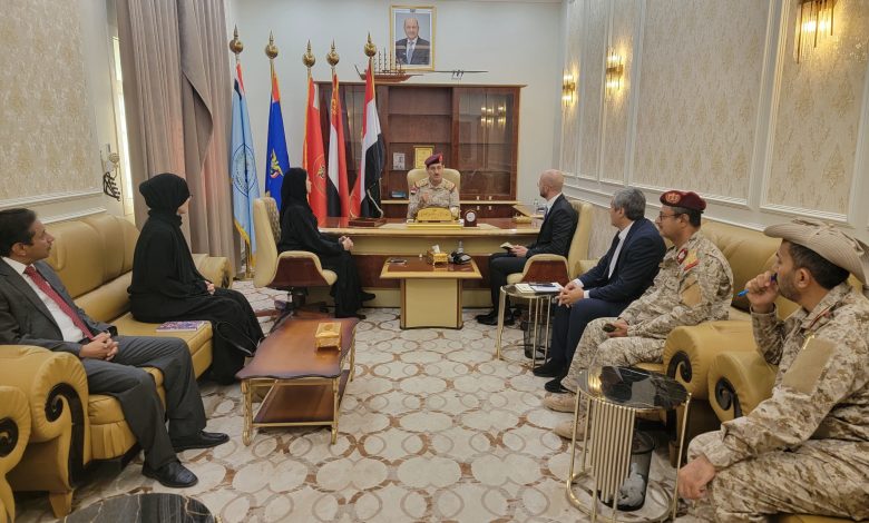 وزير الدفاع يبحث مع بعثة الصليب الأحمر ملف الأسرى والمختطفين 