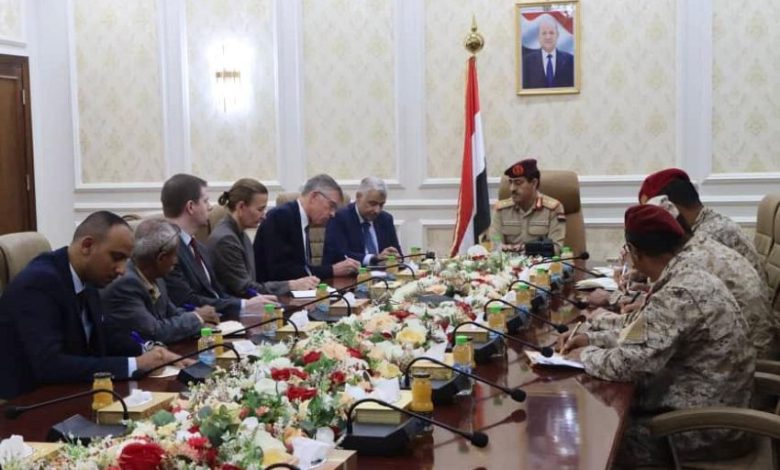 وزير الدفاع: هناك تخادم وتنسيق عالي المستوى بين مليشيات الحوثي والتنظيمات الإرهابية 