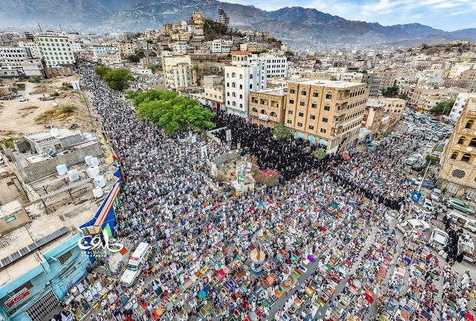 اليمن.. الآلاف يؤدون صلاة عيد الفطر في ساحة الحرية بمدينة تعز