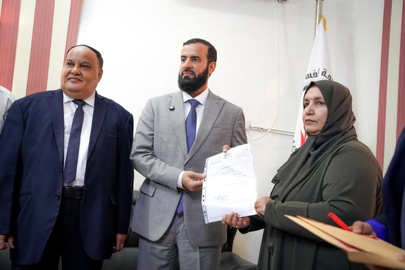 المحافظ الرباش يقدّم إقرار الذمة المالية ويبحث إنشاء فرع لهيئة مكافحة الفساد في أبين
