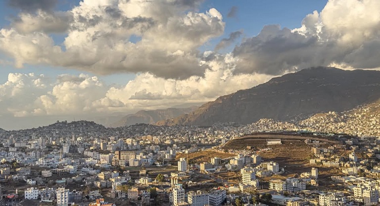 إب.. اتهامات لأشغال مليشيا الحوثي بمنح تراخيص بناء أبراج سكنية مخالفة للمواصفات