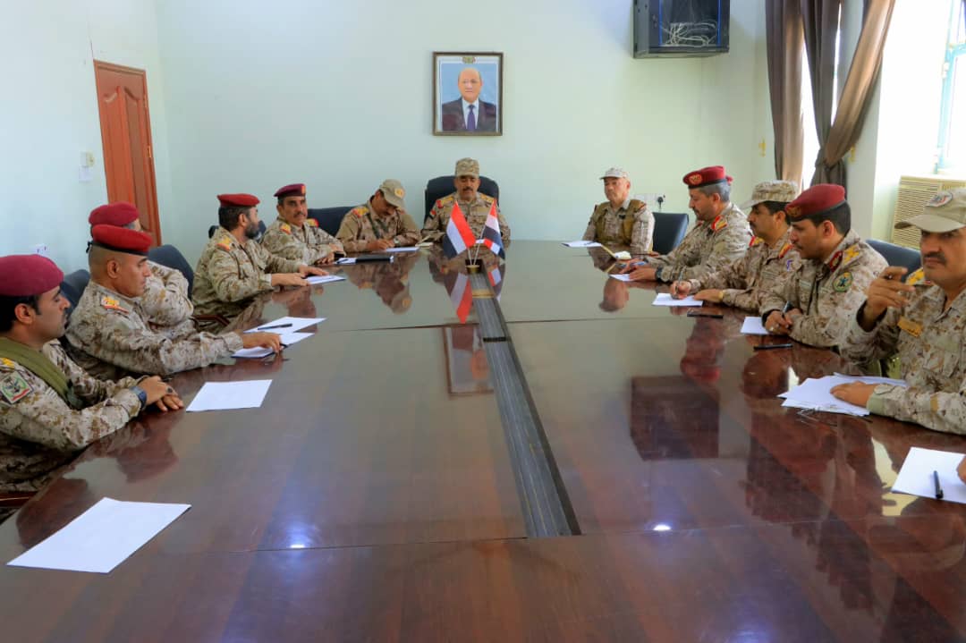 مأرب.. اجتماع عسكري يقر حزمة إجراءات مشددة لتأمين الطريق الدولية والمنشآت الحيوية