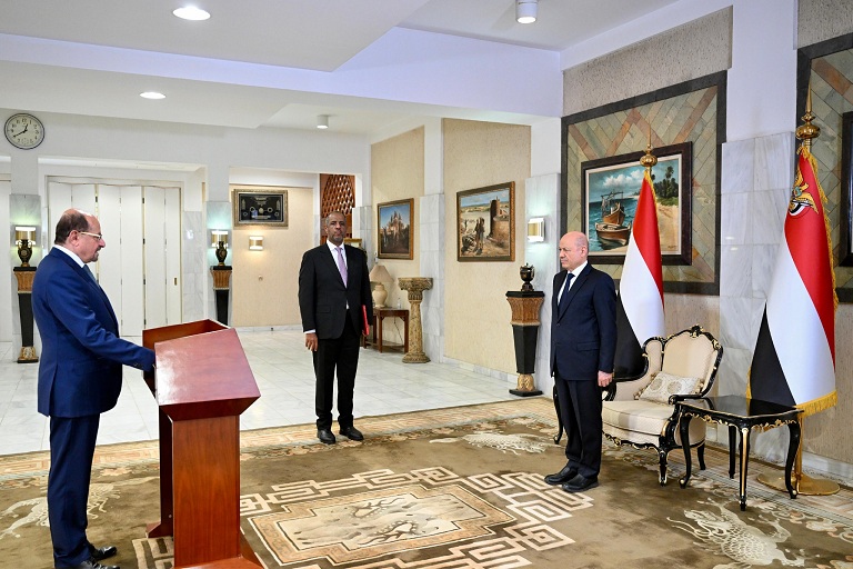 اليمن.. رئيس وأعضاء الحكومة الجديدة يؤدون اليمين الدستورية أمام الرئيس العليمي