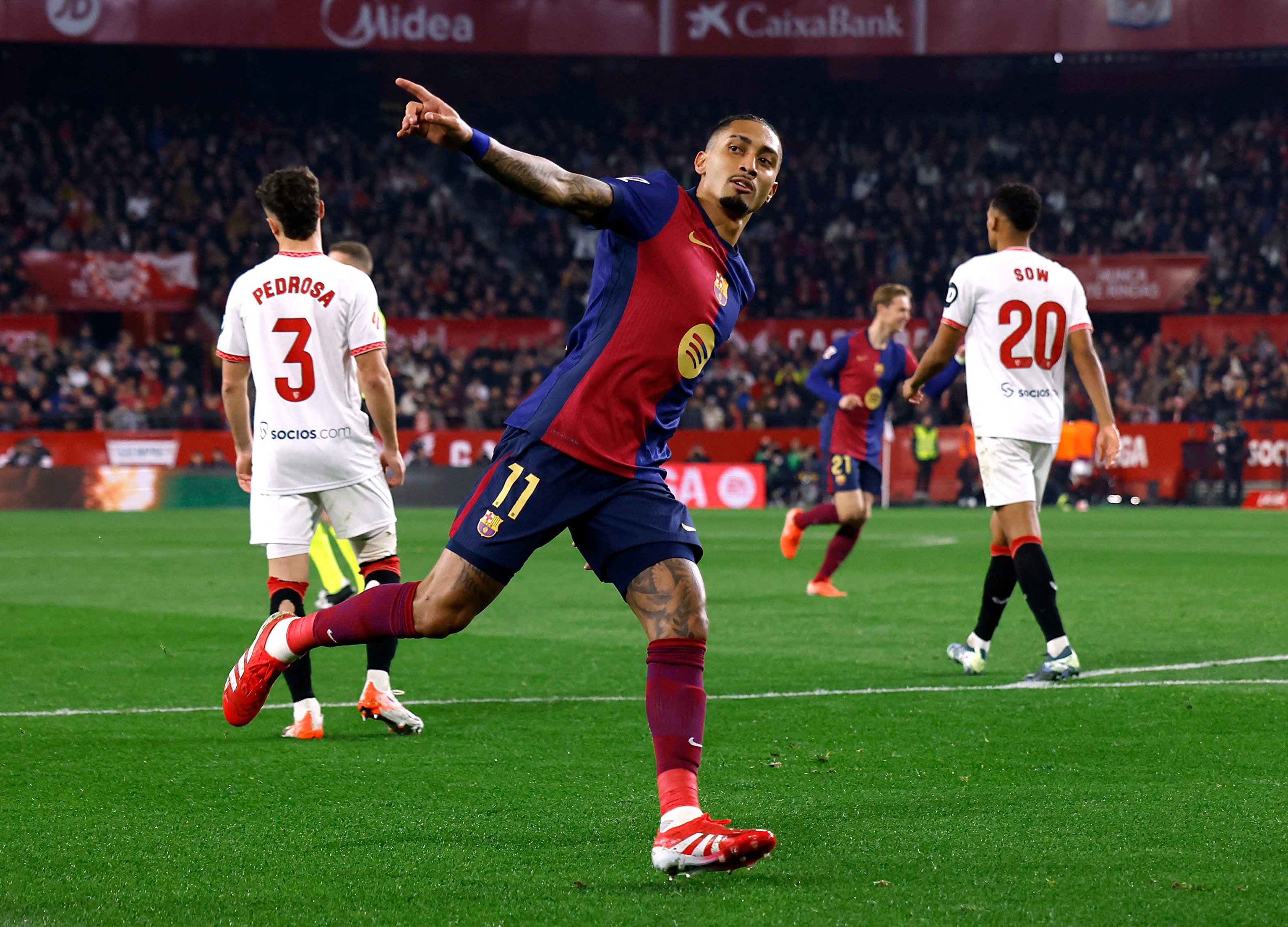 برشلونة يفوز برباعية في إشبيلية ويضغط على ريال مدريد المتصدر