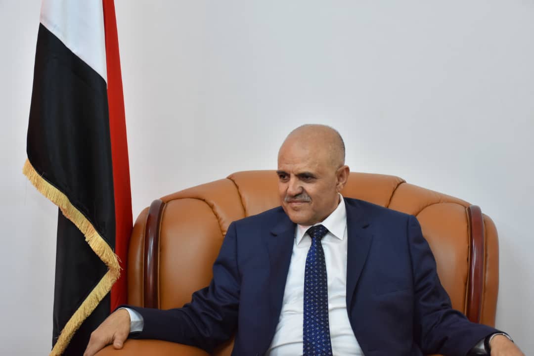 محافظ تعز يتهرّب من لقاء الجيش ويحوّل تقاعسه إلى شكوى قضائية
